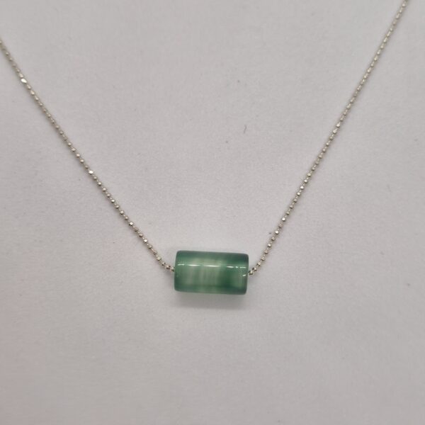 Cadena y piedra verde