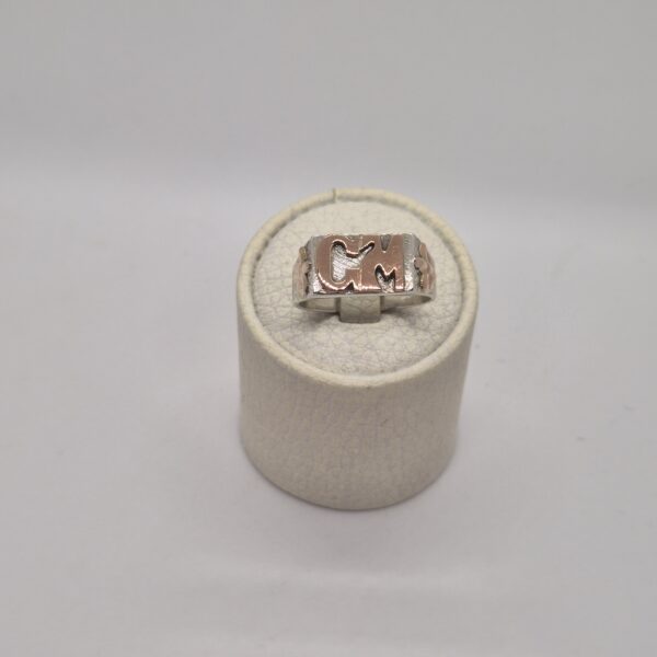 Anillo con sello de plata con letras y flor oro