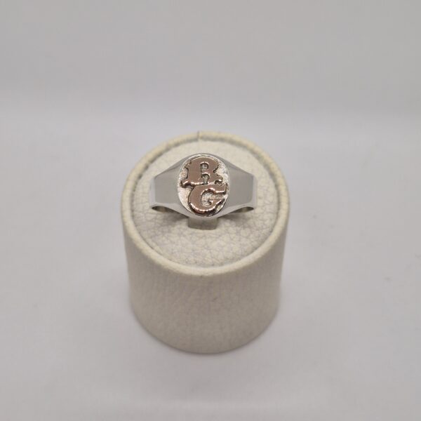 Anillo sello oval de plata letras en oro