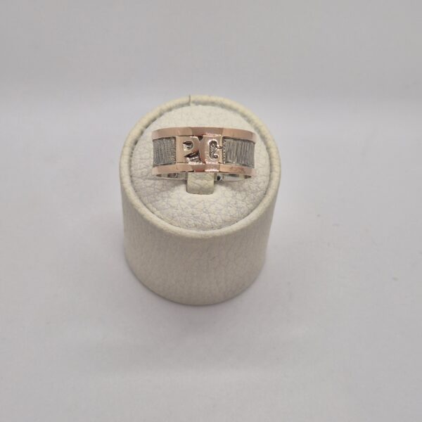 Anillo con bordes y letras en oro