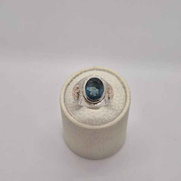 Anillo oval con zirconia y flor en oro