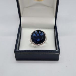 Anillo de plata con zafiro