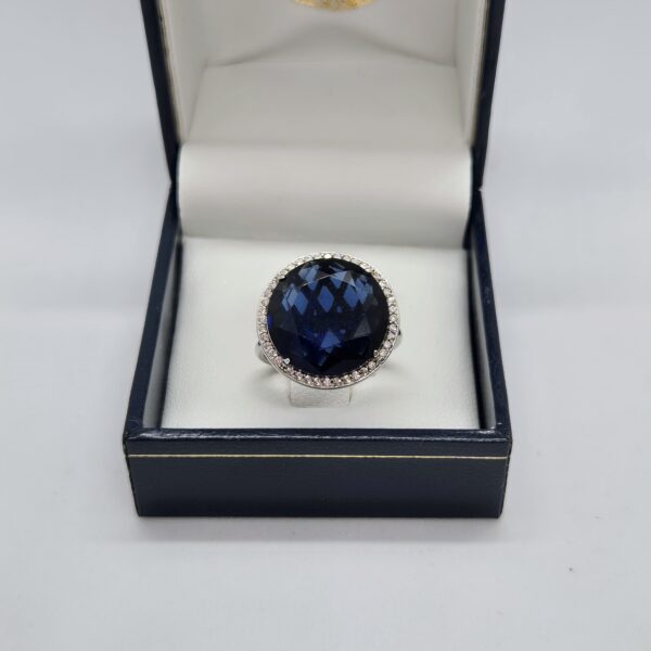 Anillo de plata con zafiro
