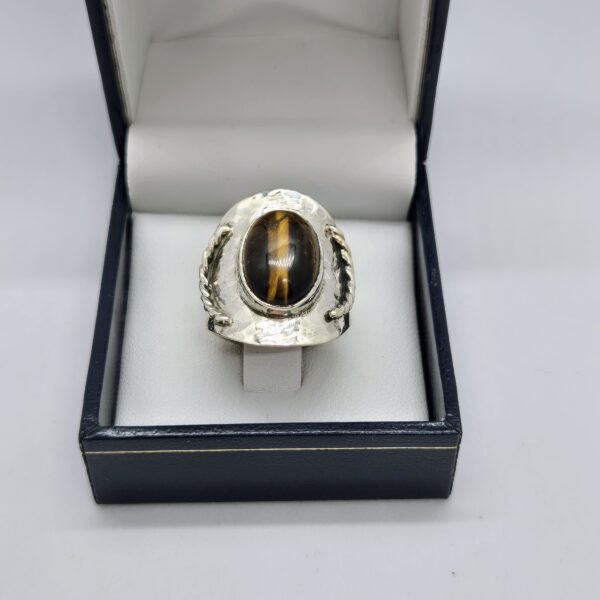 Anillo martillado ojo de tigre