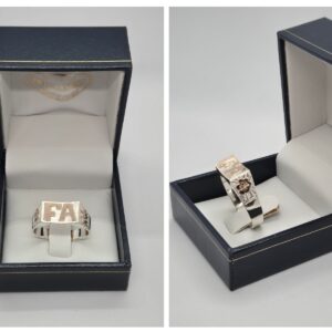 Anillo de plata con apliques y letras en oro