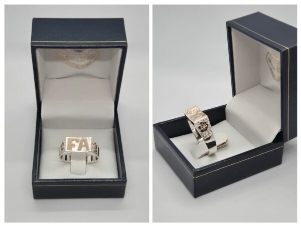 Anillo de plata con apliques y letras en oro